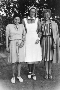 Eighteen days after Rosie’s departure from Hamburg, standing with former German prisoner Ilse Schmidt and nurse Huvud Lottoo