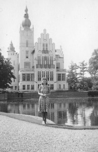 Rosie in front of the city hall in Vught on May 10, 1940, the day Germany invaded the Netherlands